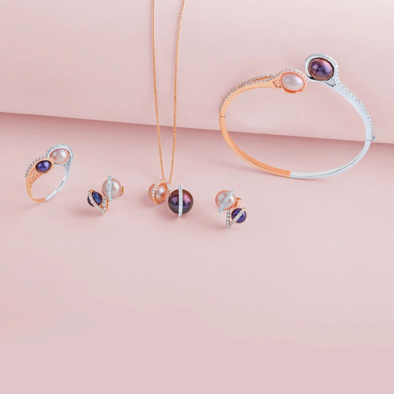 Basra pearl satlada with an old-cut diamond clasp, photograph 2