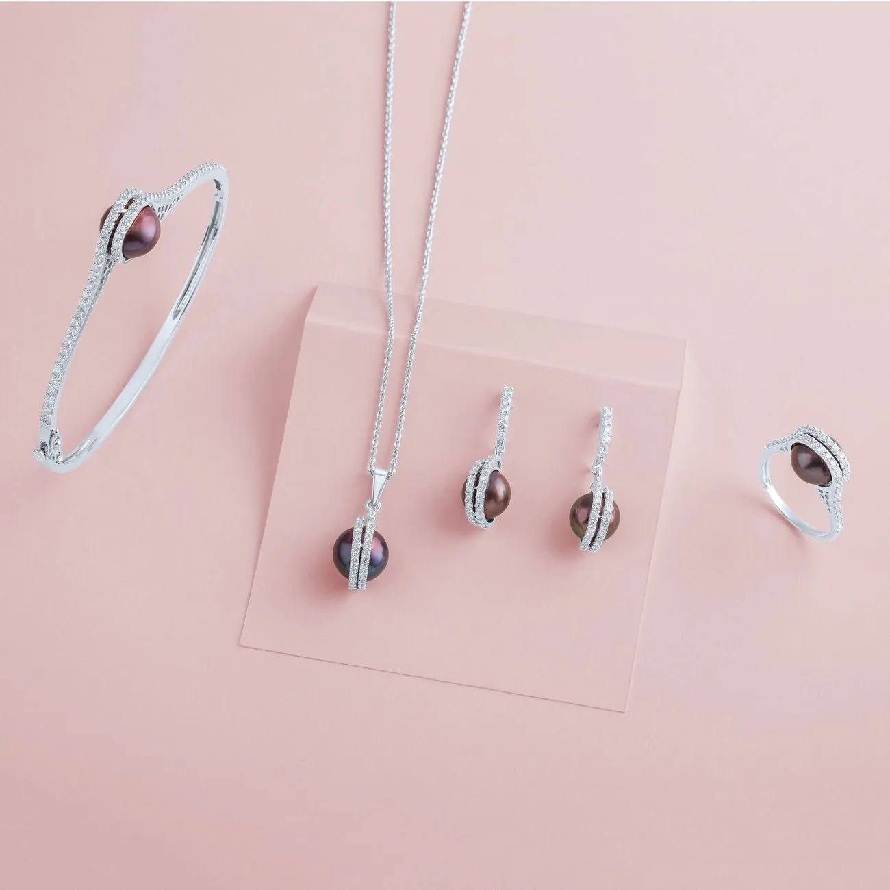 Basra pearl satlada with an old-cut diamond clasp, photograph 3